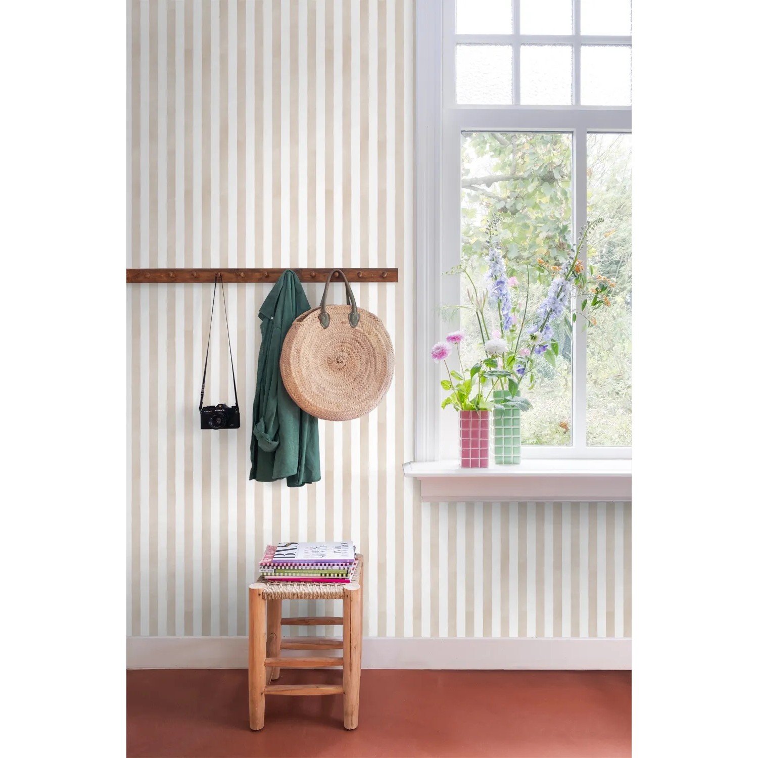 ESTAhome Vliestapete Streifenmuster Beige und Weiß an Wand mit Garderobe und Fenster.