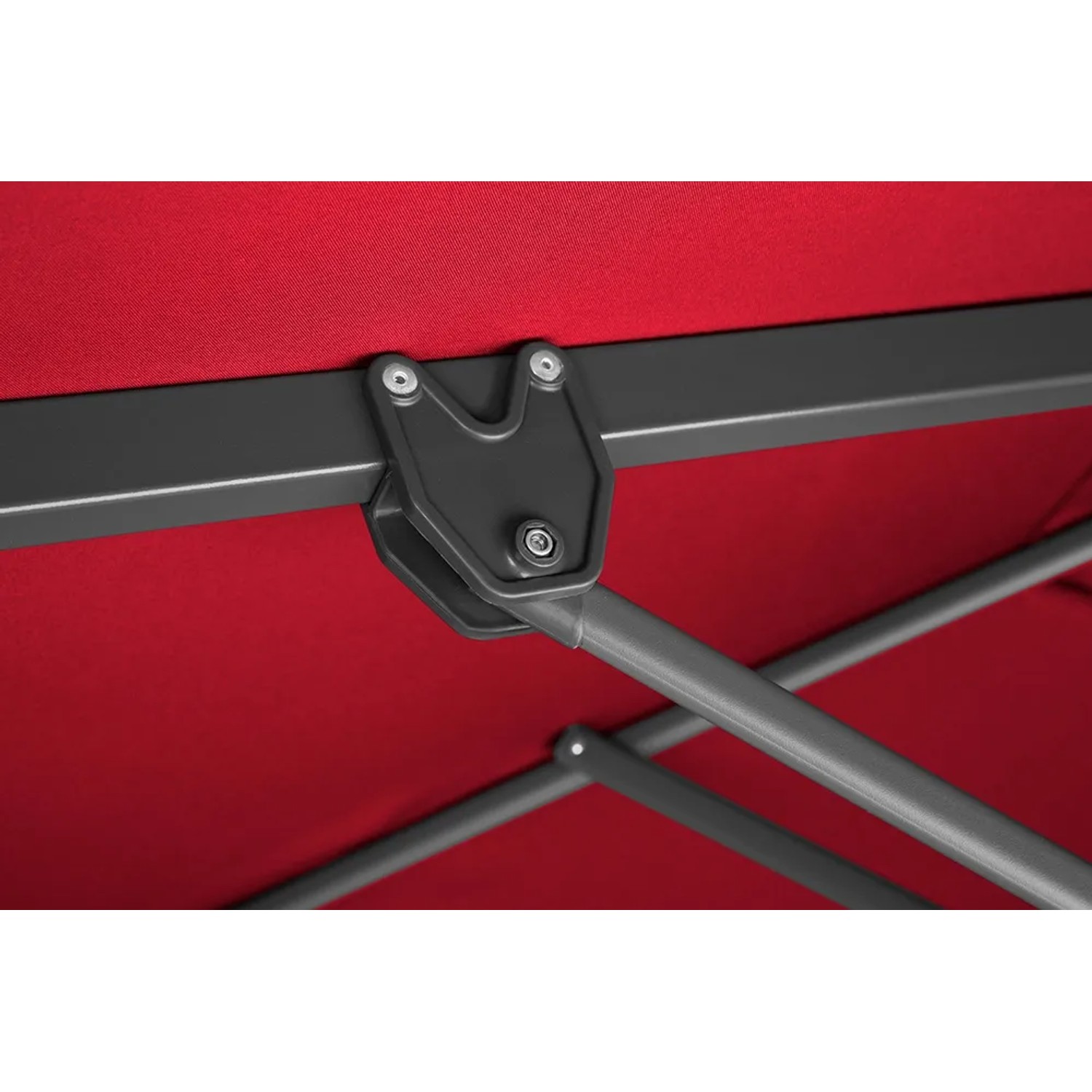 Detailaufnahme: Roter Schneider Ampelschirm (340x270 cm) mit Dreh- und Neigungsfunktion, Fokus auf Mechanik.