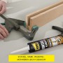UHU Kraft Montage Universal Kleber Kartusche beim Verkleben von Holz mit einer Zwinge fixiert.