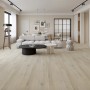 Heller Click-Vinylboden Eiche Alesund im Wohnraum mit Landhausdielen und integrierter Trittschalldämmung.