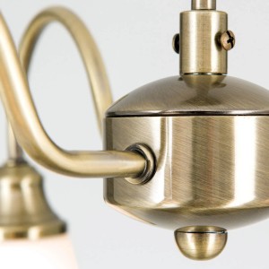 Detailaufnahme des Orion Deckenlusters Maja in Antik-Optik mit drei Leuchtenarmen.