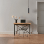 Moderne LUXULA Hängelampe in Schwarz-Gold über Schreibtisch mit Laptop und Stuhl.