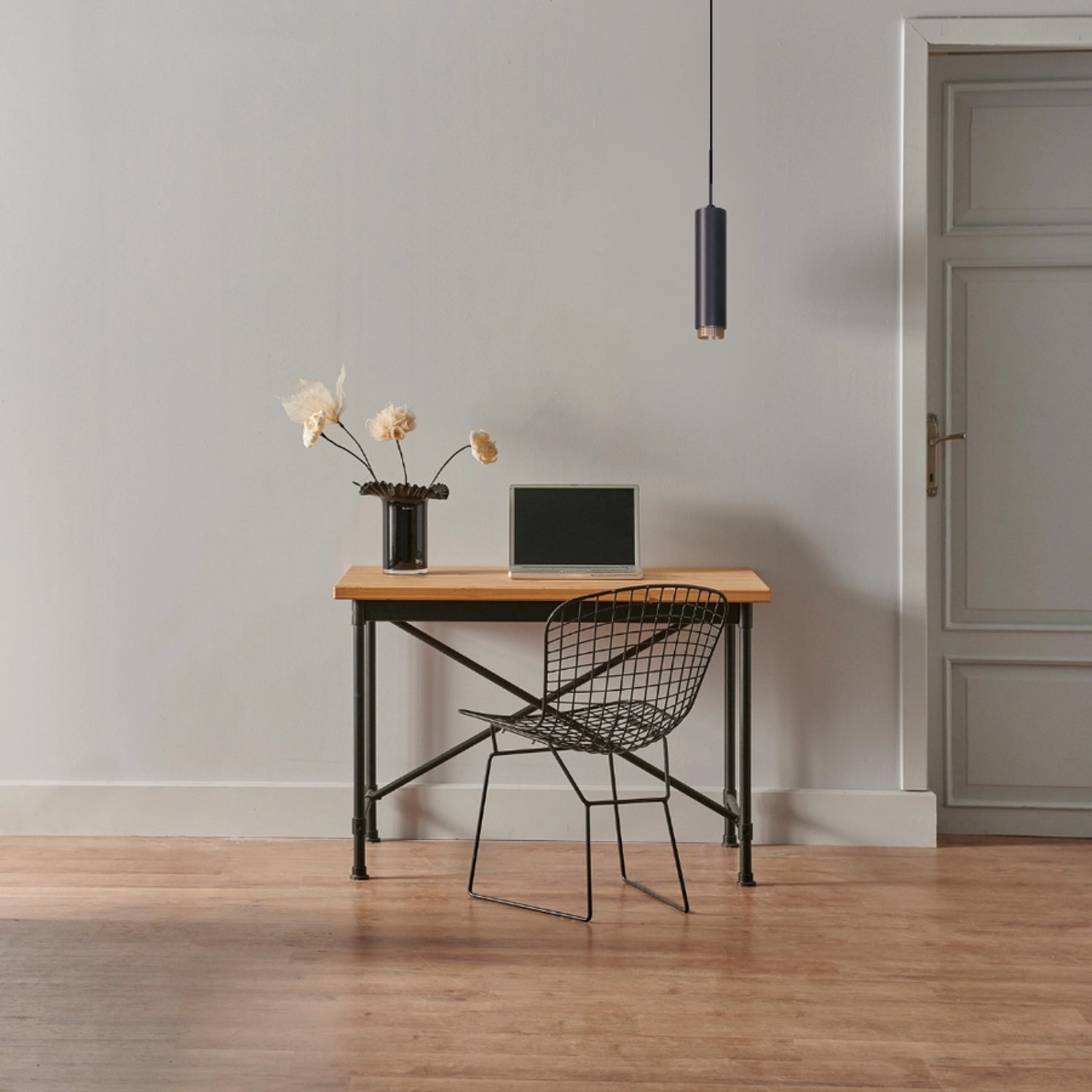 Moderne LUXULA Hängelampe in Schwarz-Gold über Schreibtisch mit Laptop und Stuhl.