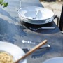 Gedeckter Tisch des Acamp Gartenmöbel-Sets Auris mit Edelstahl-Gestell und Speisen.