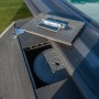 Gre Technikraum für Composite Pools Avantgarde (96 cm Höhe), geöffnet, mit Pool im Hintergrund.
