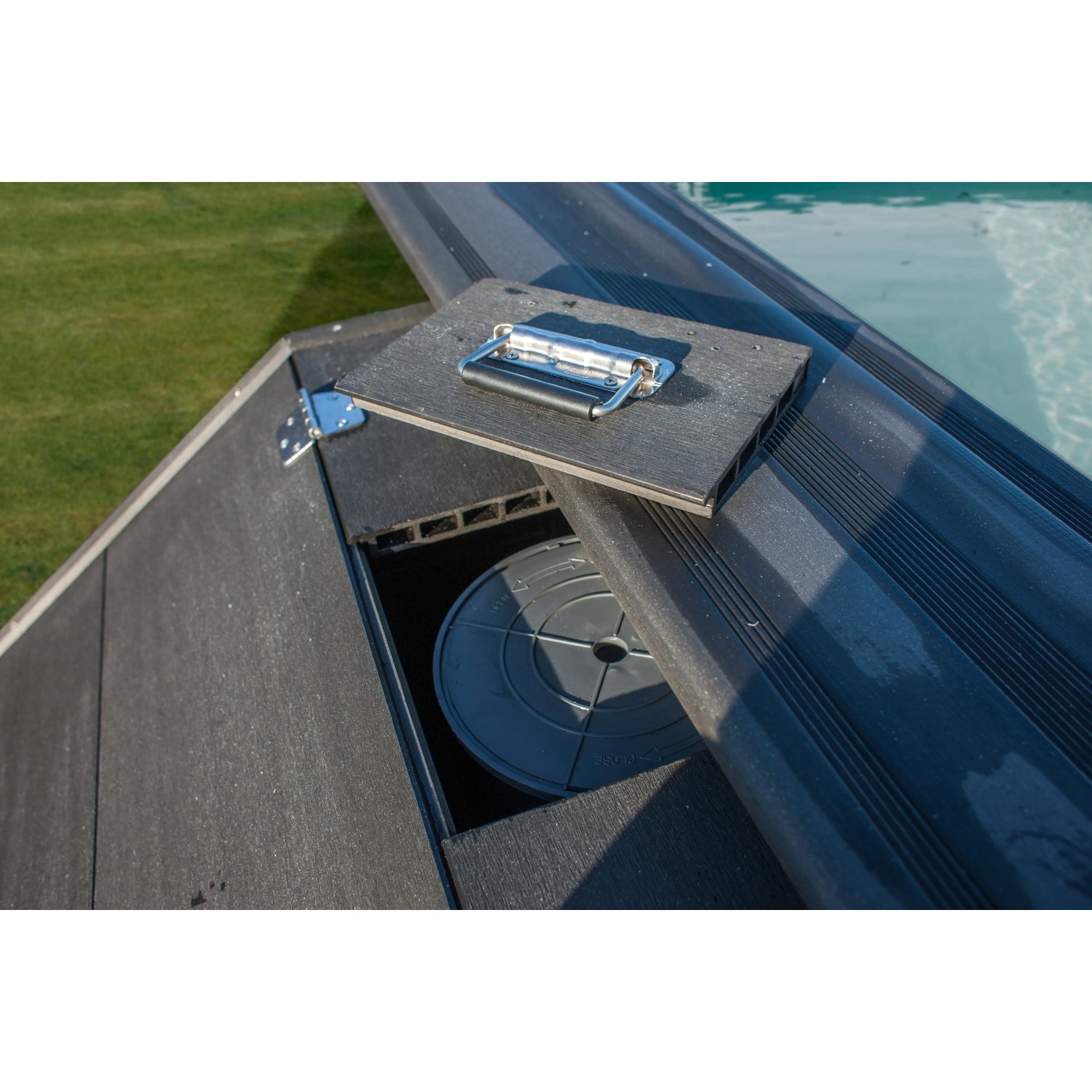 Gre Technikraum für Composite Pools Avantgarde (96 cm Höhe), geöffnet, mit Pool im Hintergrund.