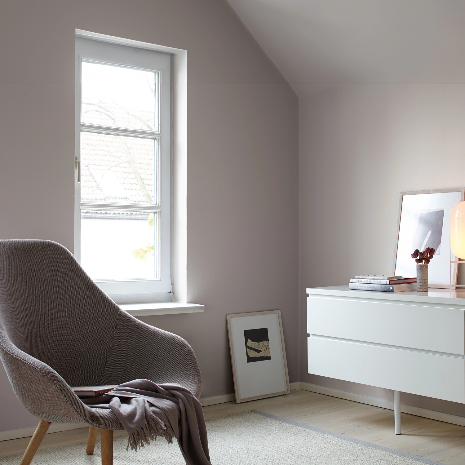 Raum mit hellgrauer Wandfarbe Alpina Feine Farben Poesie der Stille® edelmatt.