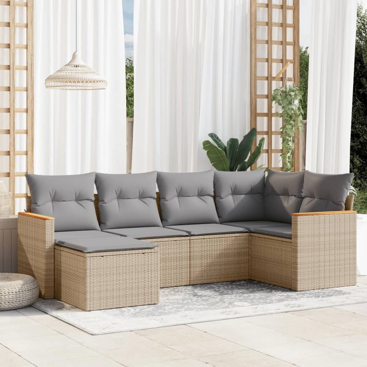 Beige 6-teilige Garten-Sofagarnitur aus Rattan mit grauen Kissen.