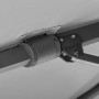 Detailaufnahme: Mechanik des silbergrauen Schneider Ampelschirms (300 cm) mit Kurbel.