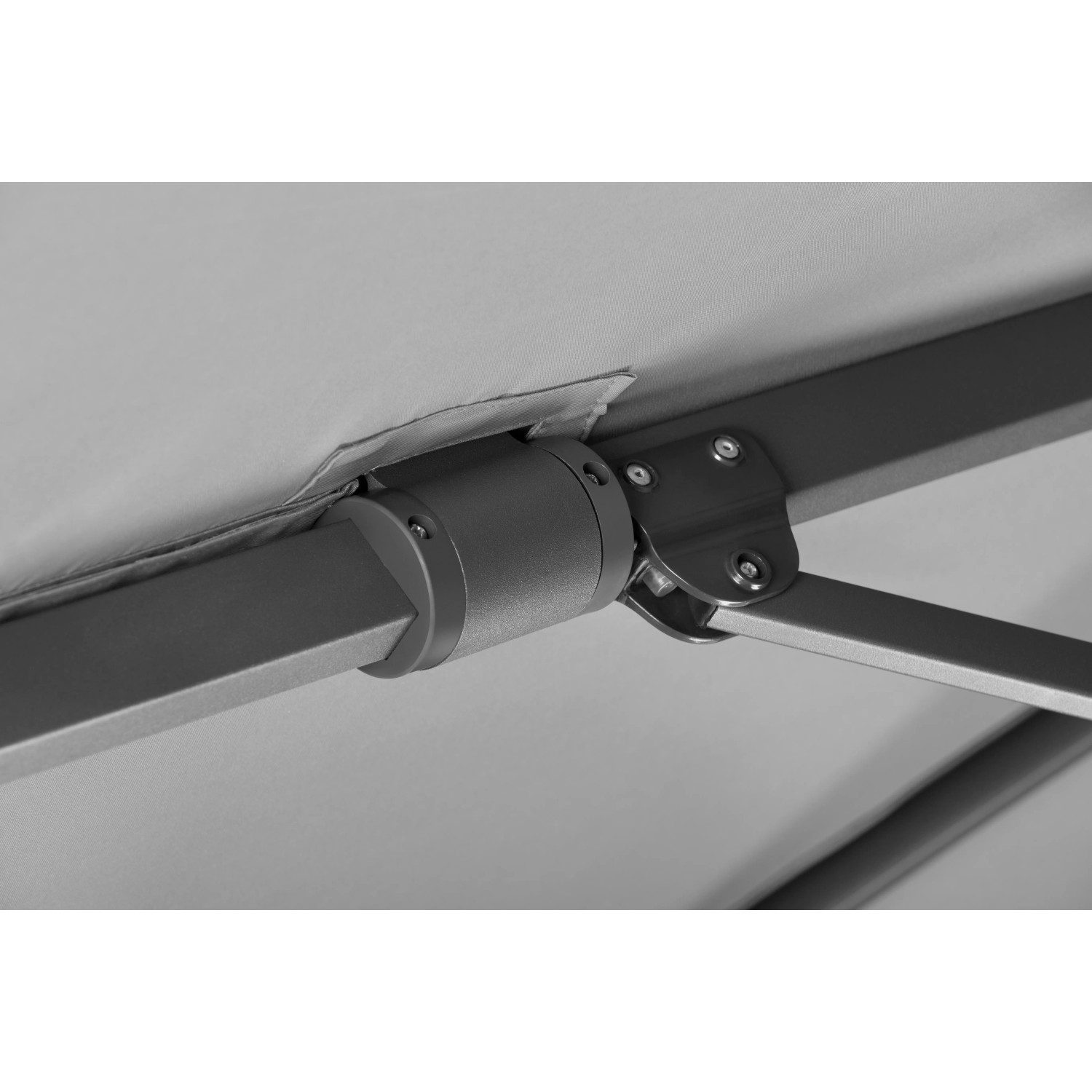 Detailaufnahme: Mechanik des silbergrauen Schneider Ampelschirms (300 cm) mit Kurbel.