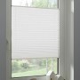 Weißes Schöner Wohnen Plissee Marla 40x130 cm am Fenster, blickdicht und lichtdurchlässig.