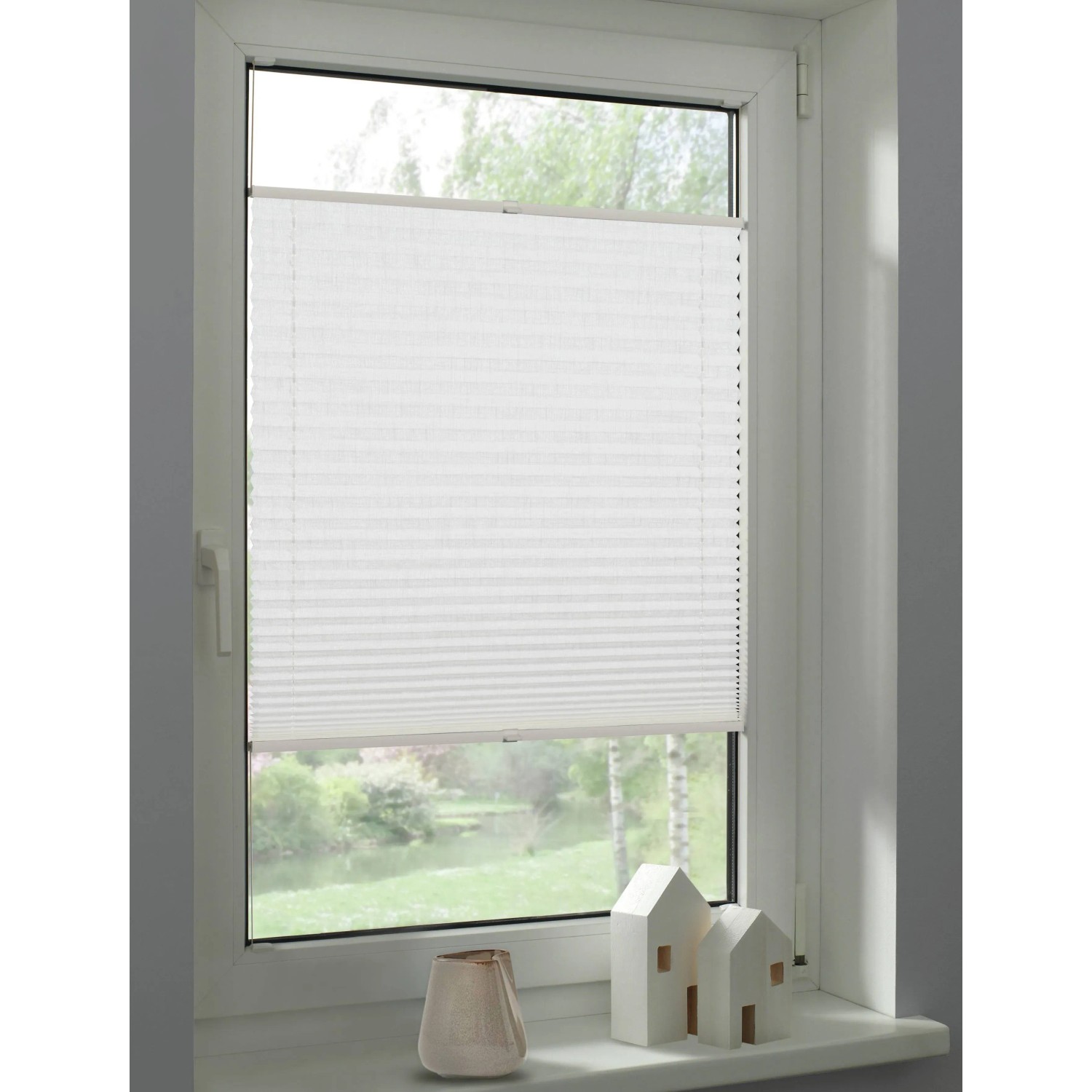 Weißes Schöner Wohnen Plissee Marla 40x130 cm am Fenster, blickdicht und lichtdurchlässig.