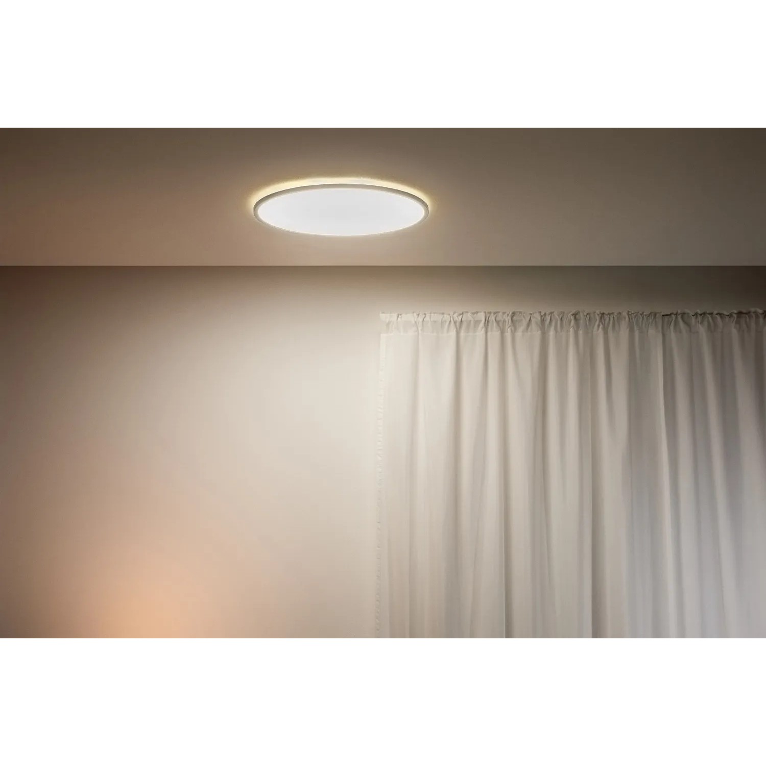 Weiße, runde WiZ LED-Deckenleuchte SuperSlim mit tunable white Funktion, Durchmesser 55 cm.