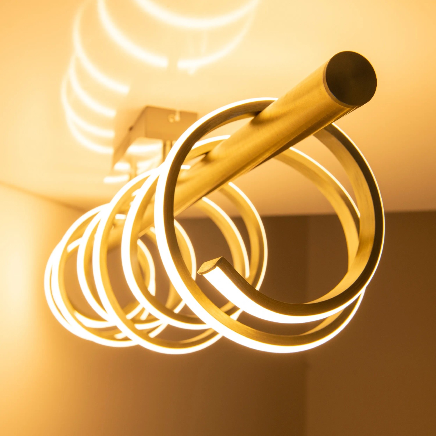 Moderne, dimmbare LED-Deckenleuchte Belleza von Näve, ca. 100 cm, in Weiß mit spiralförmigem Design.