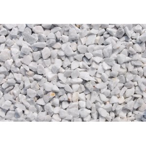Nahaufnahme von Carrara Marmorsplitt, weiß, 16-25 mm, ideal für Garten- und Landschaftsbau.