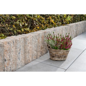 Diephaus Palisade Kina Muschelkalk als Beetbegrenzung mit Korb und Heidekraut.