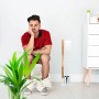 Freistehende Relaxdays WC Garnitur aus Stahl und Holz, weiß, mit Bürste und Papierhalter.