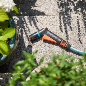 Gardena Reinigungsspritze Classic, Gartenspritze mit grauem Griff und orangefarbenem Auslöser.