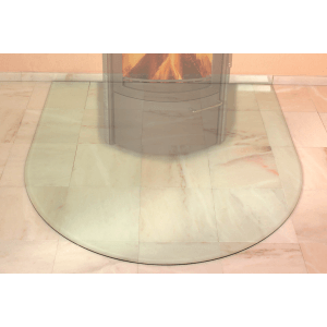 Hark Glasbodenplatte Groß mit Facettenschliff unter Kaminofen auf hellem Boden.