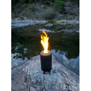 Schwarzes DELUKE Tischfeuer FRANK aus Stahl, betrieben mit Holzpellets oder Holz, für gemütliche Grillabende.