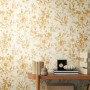 AS Creation Vliestapete Blüten in Weiß-Gold mit Metallic-Effekt an der Wand.