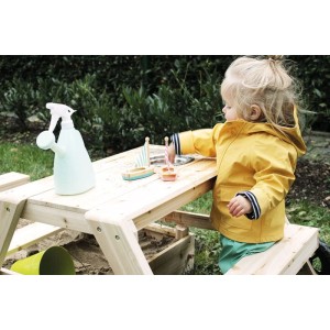 Multifunktionaler Holz-Sandkasten mit Sitzgruppe und Matschtisch. Kind spielt im Garten.
