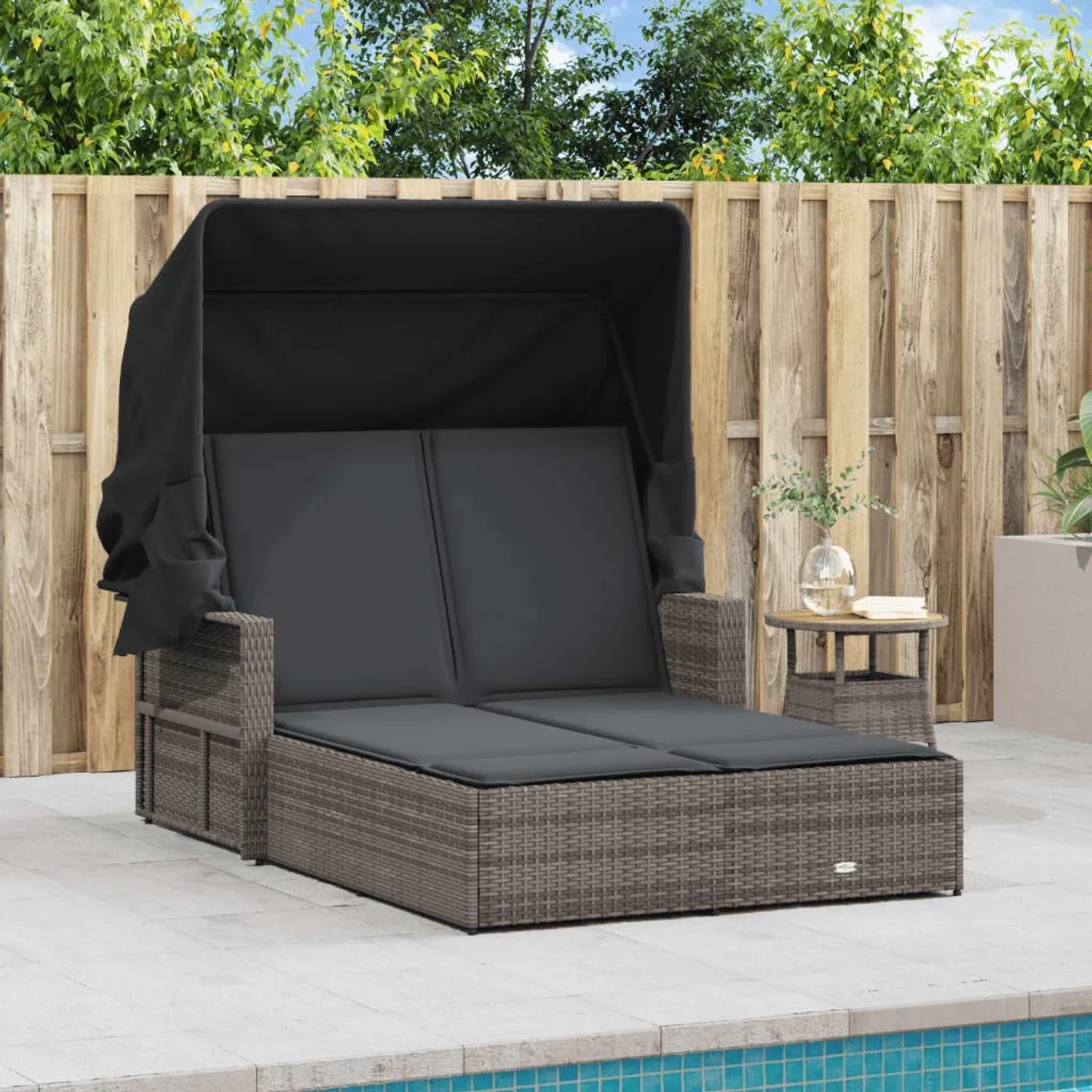 Graue VidaXL Doppel-Sonnenliege aus Poly Rattan mit Dach und Auflagen für den Garten.
