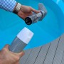 Pool-Handsauger mit Akku in Weiß-Grau vor Pool, zur Reinigung