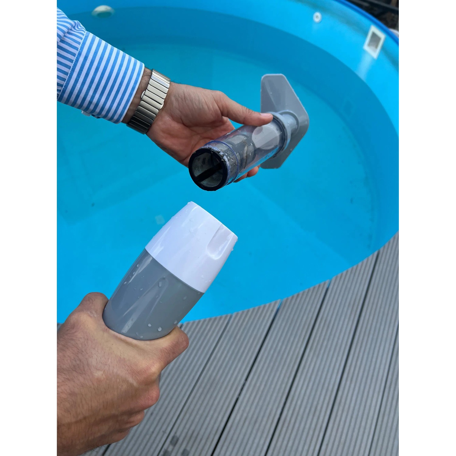 Pool-Handsauger mit Akku in Weiß-Grau vor Pool, zur Reinigung