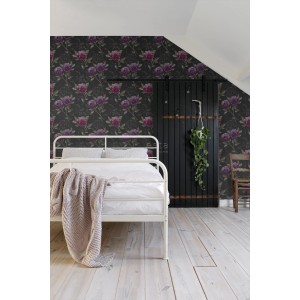 Schlafzimmer mit ESTAhome Vliestapete Hortensien in Schwarz und Aubergineviolett.