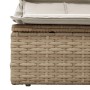 Detailaufnahme: Beige Doppel-Sonnenliege aus Poly Rattan mit cremeweißen Auflagen.