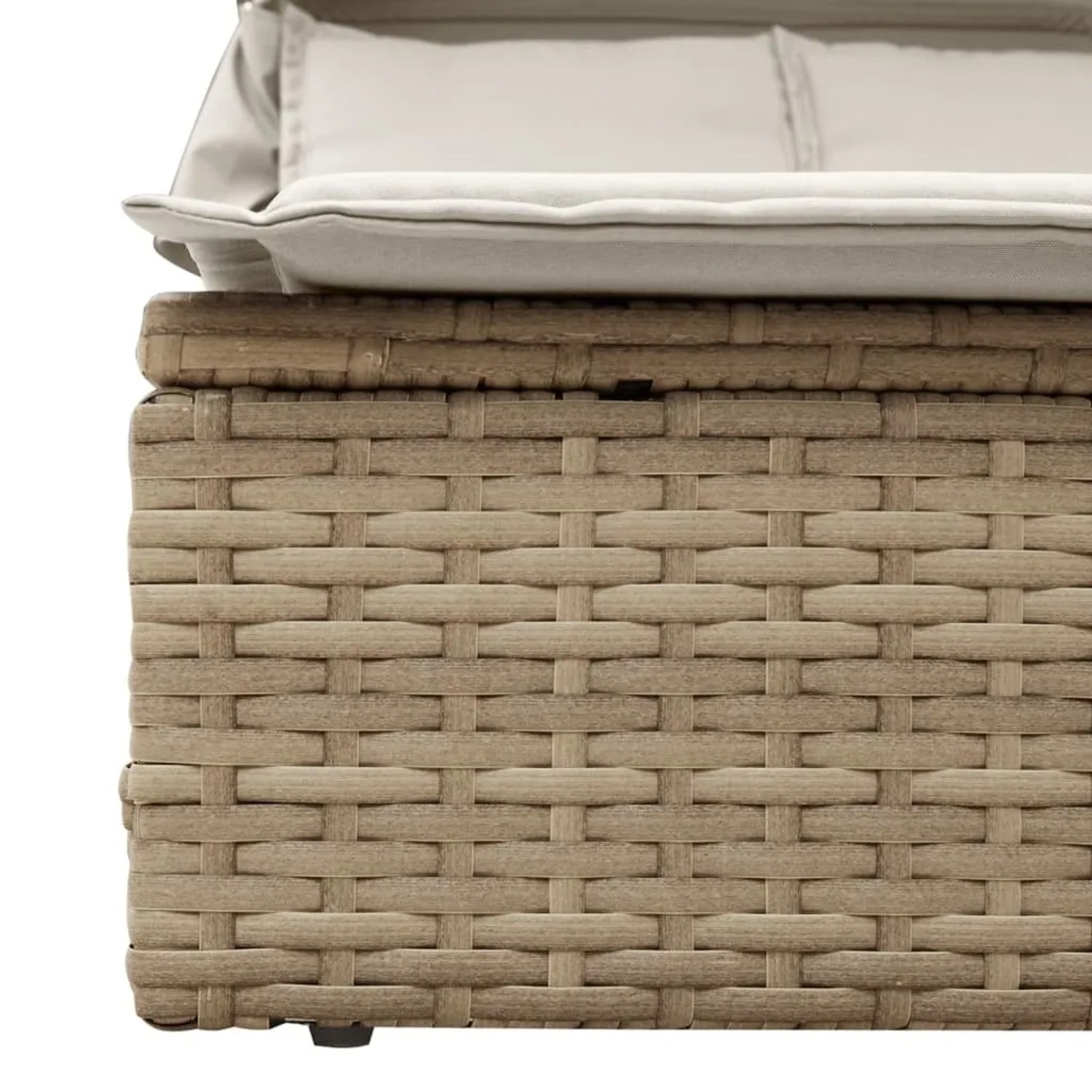 Detailaufnahme: Beige Doppel-Sonnenliege aus Poly Rattan mit cremeweißen Auflagen.