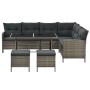 Grau melierte Polyrattan Gartenlounge Manacor mit dunkelgrauen Bezügen, bestehend aus Sofa, Tisch und Hockern.
