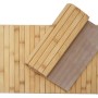 Helles Bambus-Tischset, teilweise aufgerollt, zeigt Stoffunterseite. Flexibles, abwaschbares Platzdeckchen 45x30cm.
