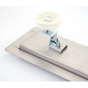 Detailaufnahme Duschrinne aus Edelstahl mit verstellbarem Fuß.