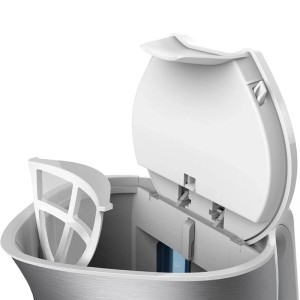 Braun Wasserkocher WK5100WH, weiß-silber, mit geöffnetem Deckel, herausnehmbarem Antikalkfilter und Wasserstandsanzeige.