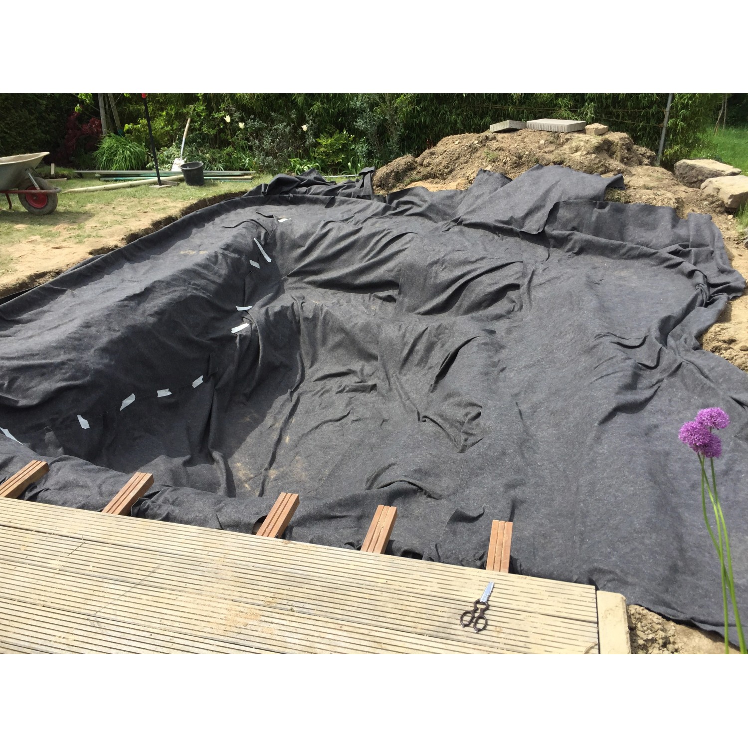 Verlegtes Aquagart Teichvlies 300g im Gartenteich zum Schutz der Teichfolie.