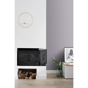 Wand mit ESTAhome Farbe Violett, Kamin und Deko.