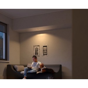 Philips Hue Milliskin Einbauspot, silber, mit Mann und Hund im Wohnzimmer.