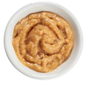 Vitakraft Katzensnack Licks & Bits Käse-Schinken-Creme im weißen Napf.