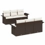 Braunes 7-teiliges Garten-Sofa-Set aus Poly Rattan mit Tisch und cremefarbenen Kissen.