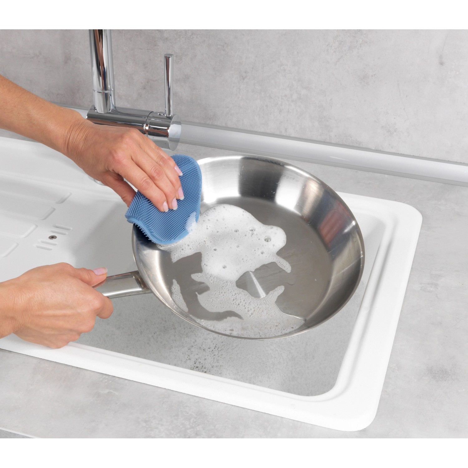 Wenko Silikon Spülschwamm reinigt Pfanne in Spüle. Küchenhelfer, 2er-Set, blau.
