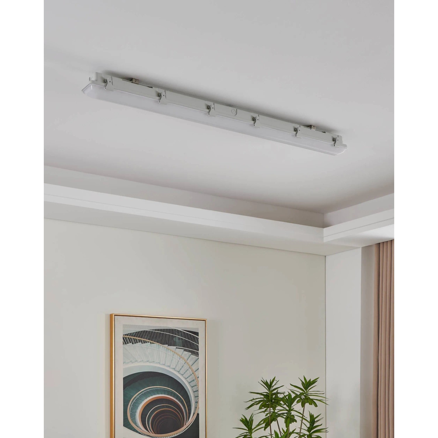 Graue Eglo LED-Feuchtraumleuchte Prime, 149 cm, montiert an einer weißen Decke.