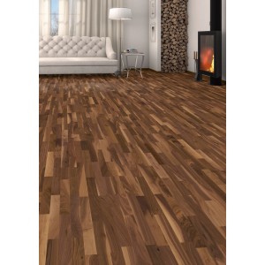 Living by Haro Parkett Nussbaum Schiffsboden im Wohnraum mit Kamin und Sofa.