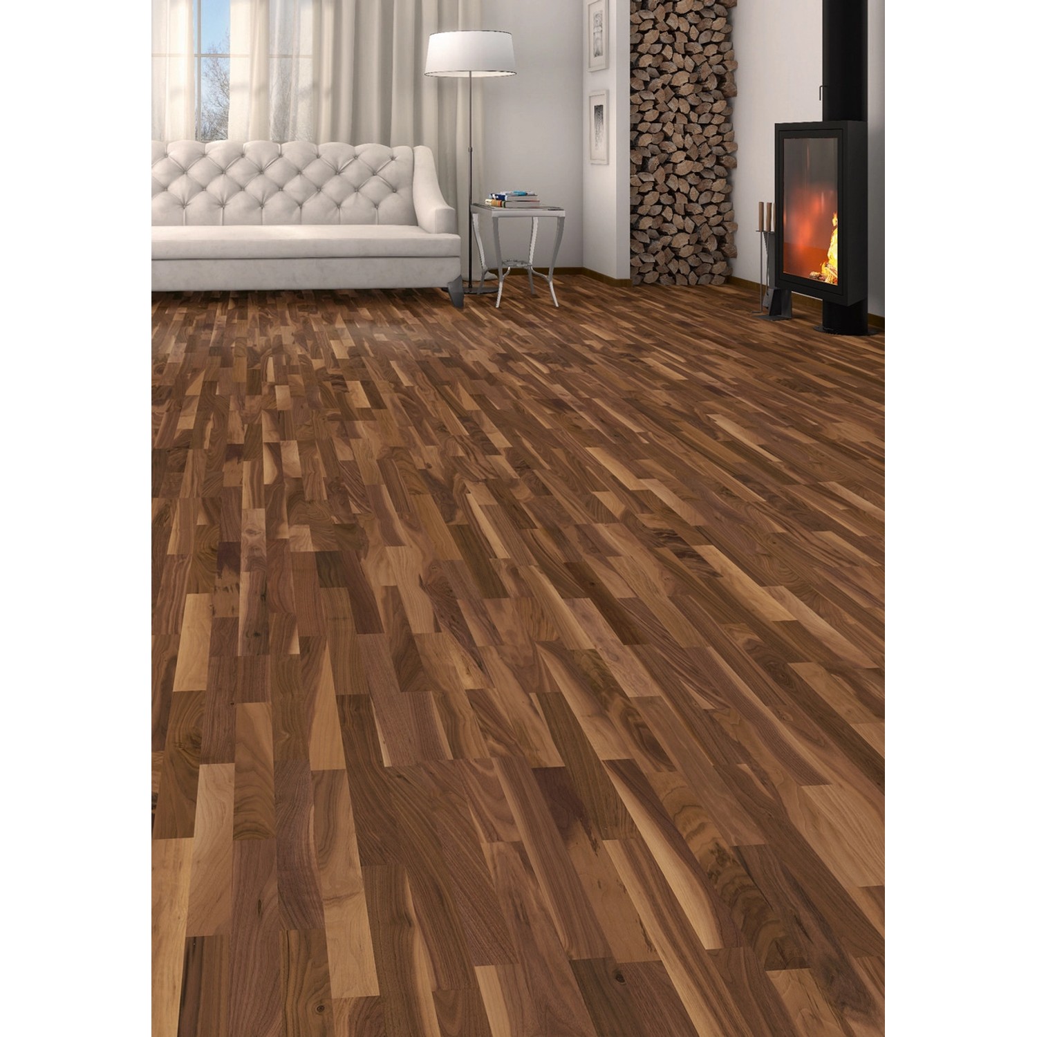 Living by Haro Parkett Nussbaum Schiffsboden im Wohnraum mit Kamin und Sofa.