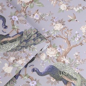Laura Ashley Vliestapete Belvedere Pale Iris mit Pfauen und Blumenmuster.