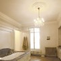 Badezimmer mit weißen ORAC DECOR Zierleisten C333 LUXXUS an der Decke.