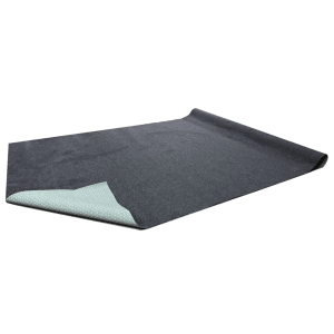 Anthrazitfarbener Multimat Rasenteppich Hockey 200x300 cm, Rückseite mit Noppen.