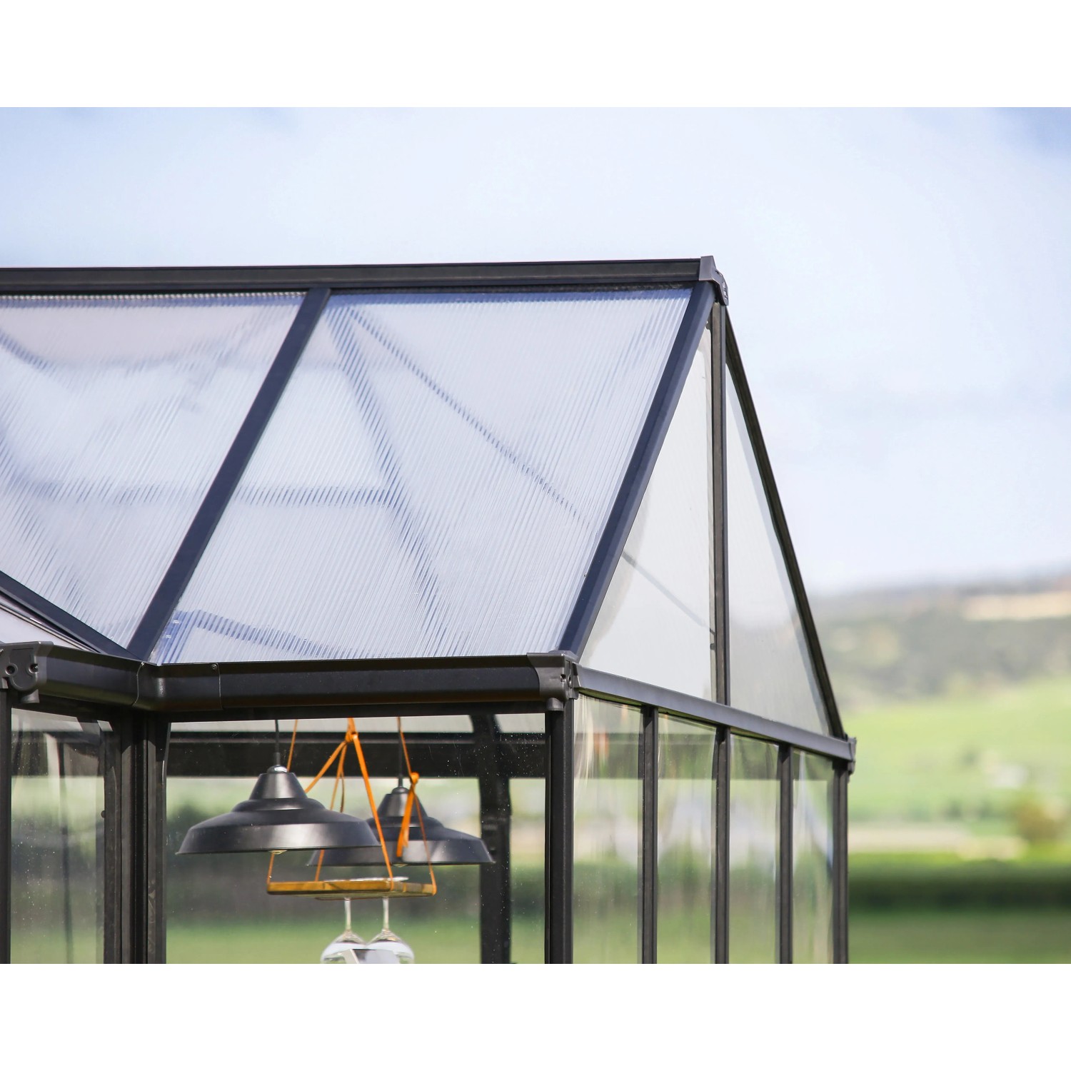 Detailaufnahme: Schwarzes Palram Canopia Gewächshaus Triomphe mit Polycarbonatplatten und Fundamentrahmen.