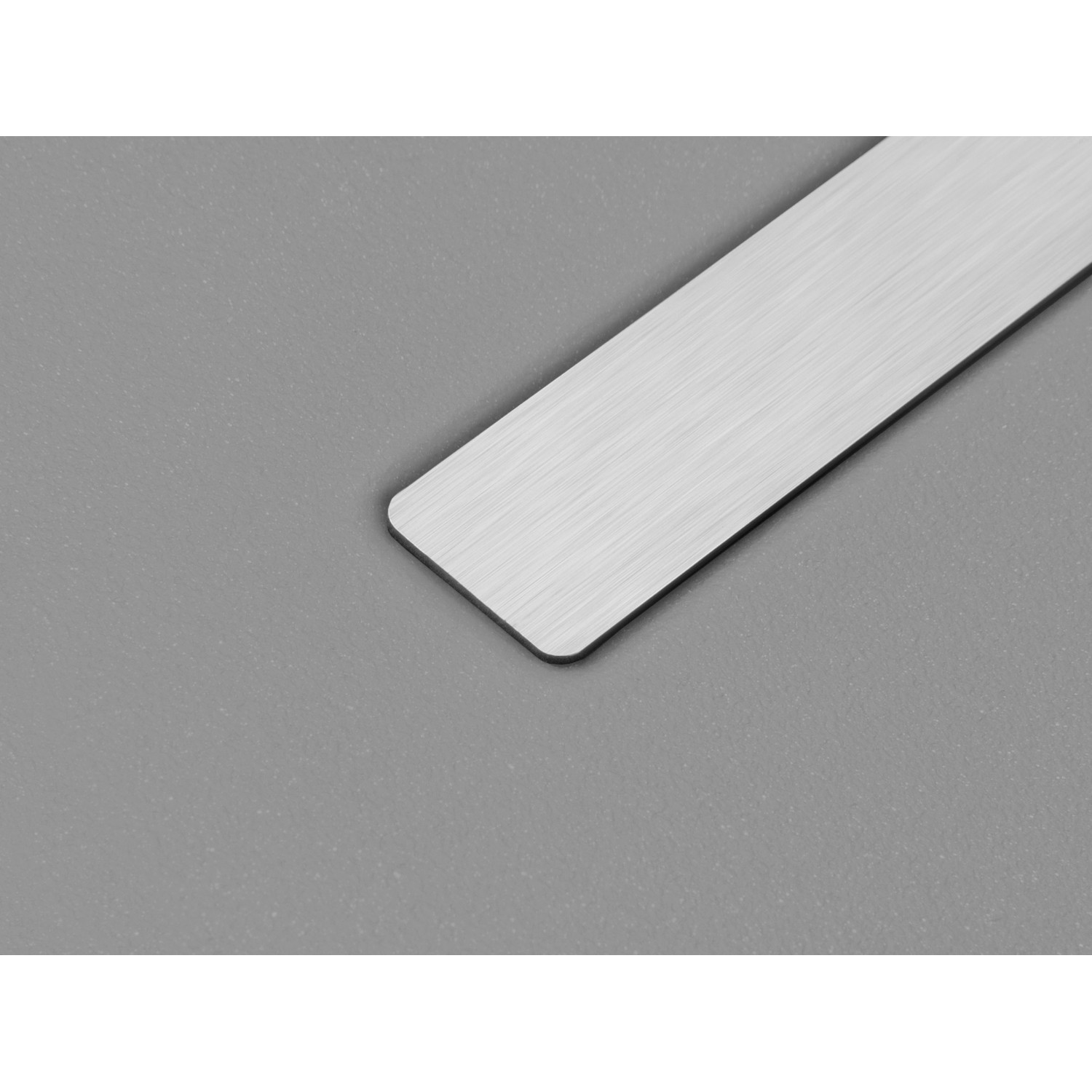 Detailaufnahme der ThermoSpace Milano Prime RC2 Haustür in Grau, 110x210 cm.